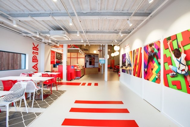 Design sobre et couleurs, l'espace de convivialité chez Hapik