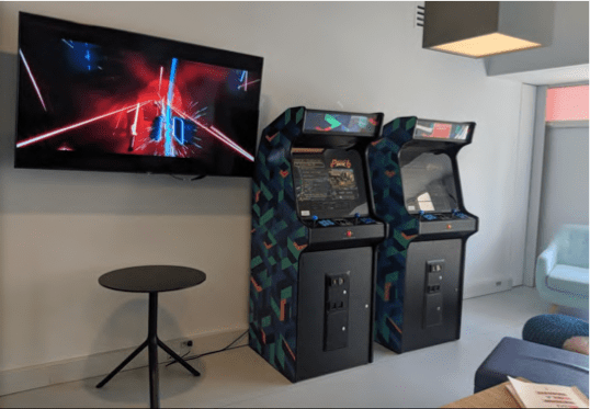 Gérer ses flux en rendant l'attente ludique et agréable : borne de jeu retro chez Illucity